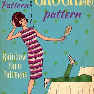 Puede incluir: Portada de patr&oacute;n de ganchillo vintage con una mujer con un vestido de ganchillo a rayas. El texto incluye "Vintage Pattern", "Digital", "Crochet Pattern" y "Rainbow Yarn Patterns". El fondo es azul claro con estrellas verdes.