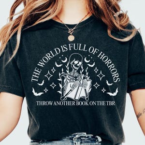 Spooky Shirt for Reader Funny Book Tee for Halloween Skeleton Shirt for Book Lover Goth T-Shirt for Literary Girl Bookish Halloween TBR Tee Black