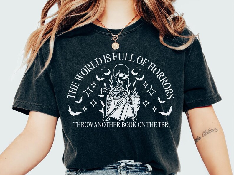 Spooky Shirt for Reader Funny Book Tee for Halloween Skeleton Shirt for Book Lover Goth T-Shirt for Literary Girl Bookish Halloween TBR Tee Black