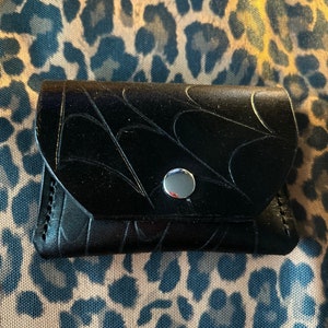 Cartera negra con telaraña