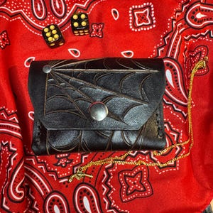 Cartera negra con telaraña
