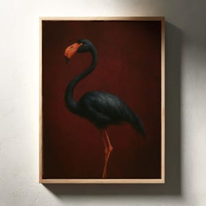 Könnte beinhalten: Gerahmter Kunstdruck mit einem dunkelblauen Flamingo mit orangefarbenem Schnabel und Beinen, vor tiefrotem Hintergrund. Das Kunstwerk ist in einem hellbraunen Holzrahmen eingefasst, was einen auffälligen Kontrast erzeugt.