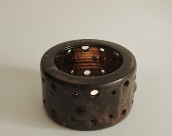 Lanterna portacandele in ceramica traforata in stile brutalista vintage, portacandele con smalto metallico effetto ferro dai toni terrosi, tazza minimalista in ceramica con costellazioni.