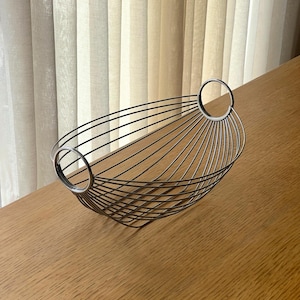 Vintage wire fruit basket bowl – mid century modernist centerpiece, sculptural metal table decor