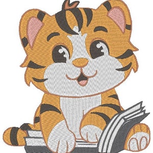 Könnte beinhalten: Gesticktes Design eines Cartoon-Tigerbabys mit orangefarbenen und schwarzen Streifen, das ein Buch liest. Der Tiger hat ein weißes Gesicht und eine weiße Brust, mit großen Augen und einem lächelnden Ausdruck. Das Buch ist grau und schwarz.