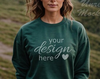 Gildan 18000 Forest Green Sweatshirt Mockup - Außenaufnahme mit Frau, die in den Bergen wandert