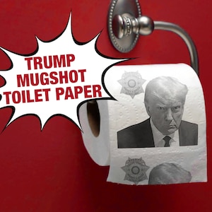 Trump Mugshot Toilettenpapier: Fulton County des ehemaligen Präsidenten Donald Trump, Georgia Sheriff&#39;s Abteilung Buchungsfoto TP Bog Roll Loo Paper
