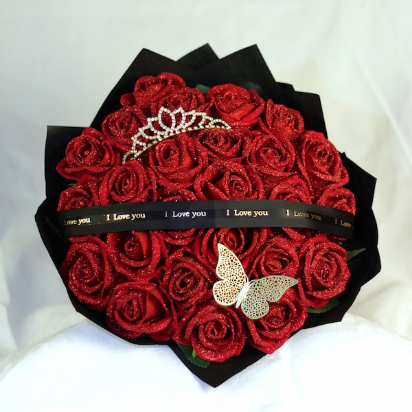 Glitzernder Rosenstrauß mit ewigen Blumen und Band • Schmetterling • Tiara-Krone • Jubiläum • Heiratsantrag • Geburtstag • Hochzeit • Abschlussfeier