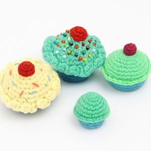 Virkade cupcakes – handgjorda dekorationer, leksaker eller nålfodral – perfekta som present