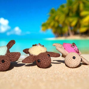 Crochet Turtle Keychain – handmade amigurumi