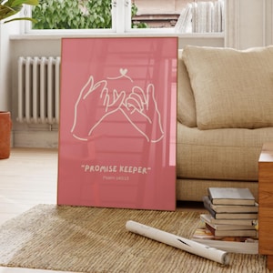 Könnte beinhalten: Ein gerahmter rosa Kunstdruck mit einer weißen Strichzeichnung von zwei Händen, die ein Versprechen mit dem kleinen Finger geben, mit einem kleinen Herzen darüber. Der Text "PROMISE KEEPER" und Psalm 145:13 sind darunter gedruckt.