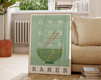 Puede incluir: Un póster verde y blanco con la palabra "NOM" repetida tres veces y la palabra "RAMEN" en la parte inferior. El póster presenta una ilustración estilizada de un tazón de ramen con palillos.