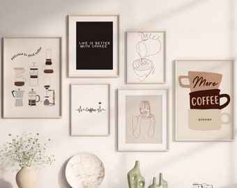 Puede incluir: Un conjunto de seis impresiones minimalistas con temática de café en marcos marrones y beige. Las impresiones presentan dibujos lineales de tazas de café, cafeteras y el texto "La vida es mejor con café", "Más café por favor" y "Café".