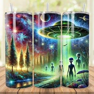 Könnte beinhalten: Drei Edelstahlbecher mit einem farbenfrohen Galaxie- und Alien-Raumschiff-Design. Die Becher zeigen eine Waldszene mit Bäumen und einem Fluss sowie eine Nahaufnahme von Außerirdischen im Wald.