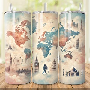 Puede incluir: Tres vasos de acero inoxidable con un diseño de mapa del mundo en acuarela. El mapa presenta monumentos de todo el mundo, como la Torre Eiffel, el Big Ben, el Taj Mahal y la Torre Inclinada de Pisa.