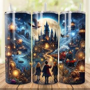 Könnte beinhalten: Drei Edelstahlbecher mit einem Fantasy-Design. Die Illustration zeigt ein Schloss, einen Zug und Figuren auf einem Weg unter einem Mondschein-Himmel. Jeder Becher hat einen Strohhalm und eine detaillierte, farbenfrohe Illustration.