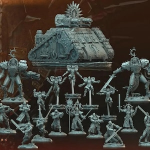 Op de afbeelding: Een verzameling grijze miniatuurfiguren, waaronder gepantserde krijgers met zwaarden, speren en schilden, naast een tankvoertuig op rupsbanden. De set bevat diverse houdingen en wapens, met een kleine inzetgrafiek met het label MODULARITY.