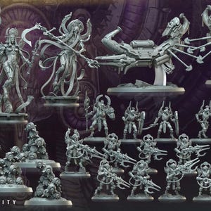 Könnte beinhalten: Eine Sammlung grauer Miniaturfiguren aus Empire of Stars Timeless Trinity, bestehend aus verschiedenen humanoiden Kriegern mit verzierten Kopfbedeckungen, stabtragenden Charakteren, einem mechanischen Vierbeiner und zwei großen Flugfahrzeugen auf runden Sockeln.