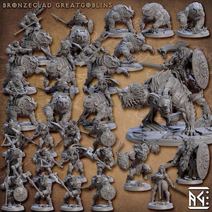 以下が含まれることがあります： BRONZECLAD GREATGOBLINSと題された灰色のミニチュアフィギュアのコレクション。大きな獣に乗ったゴブリンの戦士や、槍、ハンマー、盾などの武器を手にした戦士たちが、円形の台座の上に配置されています。