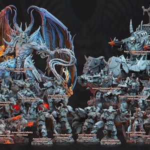 Pode incluir: Uma coleção de figuras de fantasia em miniatura cinzentas, incluindo um grande demónio alado com uma espada flamejante, um veículo tipo tanque e várias unidades de infantaria. Cada figura está rotulada com o nome e a base em mm.