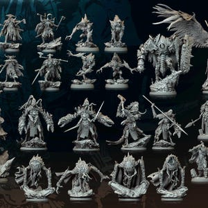 Könnte beinhalten: Eine Sammlung grauer Fantasy-Miniaturfiguren mit verschiedenen Kreaturen, Kriegern und Monstern mit komplexen Details. Das Set enthält eine große geflügelte Figur, gepanzerte Charaktere und tentakelartige Wesen. Der Text lautet Frostburn Horrors Frozen Echoes.