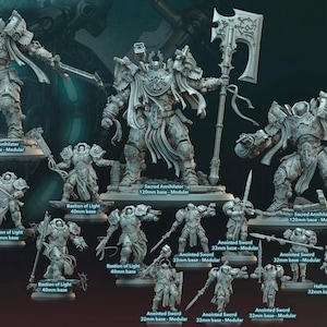 Può includere: Una collezione di miniature di cavalieri grigie etichettate Sacred Knights Deliverance, con vari stili di armatura, armi come asce e spade, e basi da 32mm a 120mm, mostrate insieme a un grafico della modularità nell'angolo.