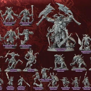 Könnte beinhalten: Eine Sammlung grauer Miniatur-Fantasy-Figuren mit dem Titel Hordes of Wrath Rites of the Frontier. Das Set enthält verschiedene Kreaturen, Krieger und Monster auf runden Sockeln von 25mm bis 75mm mit detaillierten Rüstungen und Waffen.