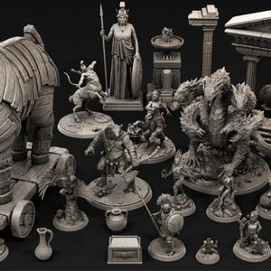 Peut inclure: Une collection de figurines miniatures grises comprenant un grand cheval de Troie, une hydre à plusieurs têtes, un centaure, une divinité debout avec une lance, divers guerriers, des créatures mythiques et une structure de temple grec miniature.