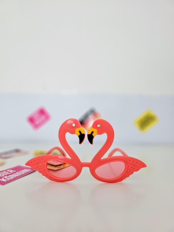 Flamingo Sunglasses – Pink Party Fun With a Tropical Flair  display picture 1