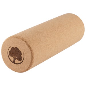 Può includere: Un rullo di schiuma di sughero marrone con un logo ad albero su un'estremità.