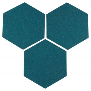 Puede incluir: Tres azulejos hexagonales de color azul verdoso dispuestos en forma de panal.