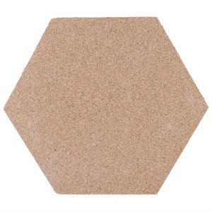 Può includere: Un pannello di sughero esagonale di colore marrone chiaro e texture ruvida.