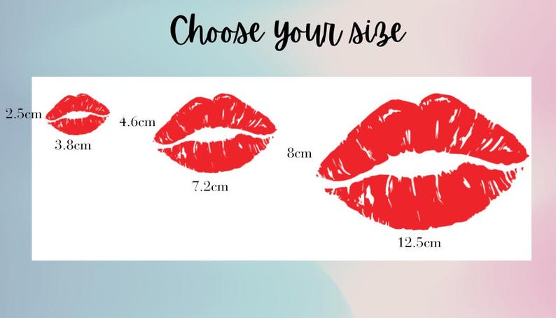 Puede incluir: Imagen con tres huellas de labios rojos de diferentes tama&ntilde;os, con medidas en cent&iacute;metros. La m&aacute;s peque&ntilde;a mide 2,5 cm de alto y 3,8 cm de ancho. La mediana mide 4,6 cm de alto y 7,2 cm de ancho. La m&aacute;s grande mide 8 cm de alto y 12,5 cm de ancho. Texto: "Elige tu talla."
