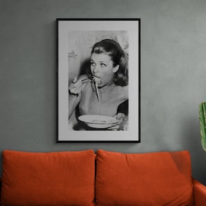Santa Berger Poster, Senta Berger Wandkunst, Italienische Frau Pasta essend, Frau Spaghetti essend Poster, kultiges Vintages Plakat, Retro Plakat