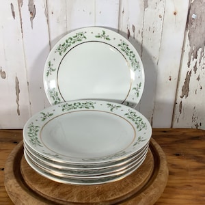 Vintage Gibson “ Holly Berry” 6 piece Dessert/ bread Christmas plate, plates