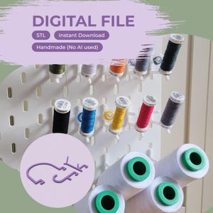 Op de afbeelding: Een wit geperforeerd bord voor het organiseren van naaigarenklosjes met meerdere horizontale pinnen die verschillende gekleurde garenklosjes vasthouden. De afbeelding bevat de tekst DIGITAL FILE, STL, Instant Download en Handmade (No AI used).