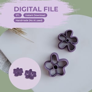 Könnte beinhalten: Zwei lilafarbene blumenförmige Ausstechformen mit einer zentralen Stützstruktur. Das Bild enthält den Text DIGITAL FILE, STL, Instant Download und Handmade (No AI used). Die Ausstechformen sind sowohl von oben als auch von der Seite zu sehen.