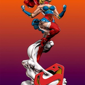 Può includere: Una statuetta di supereroe rossa, blu e gialla con un mantello rosso e una base di nuvola bianca. La statuetta è in piedi su un logo Superman rosso.