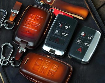 Jagua F‑Pace Cover per portachiavi in pelle realizzata a mano per F-Type, XE, XF, E-Pace, I-Pace / Disponibile in diversi colori con timbro a rilievo personalizzabile.