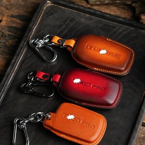 Custom Leder Schlüsselanhänger Cover für Tundra TRD Pro und Tacoma 2024 Personalisierte Schlüsseletui mit Logo - LKW Pick-up Zubehör Geburtstagsgeschenk