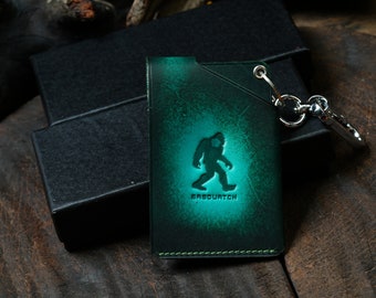 Llavero de cuero con relieve de Sasquatch, cartera y tarjetero personalizados. Cartera, monedero, tarjetero.