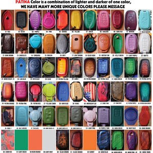 Puede incluir: Un gr&aacute;fico que muestra 66 opciones de color diferentes para fundas de llaves de cuero. Los colores van desde brillantes y llamativos hasta sutiles y apagados. El gr&aacute;fico est&aacute; etiquetado con el nombre y el n&uacute;mero del color. El texto "PATINA Color is a combination of lighter and darker of one color, WE HAVE MANY MORE UNIQUE COLORS PLEASE MESSAGE" est&aacute; en la parte superior del gr&aacute;fico.