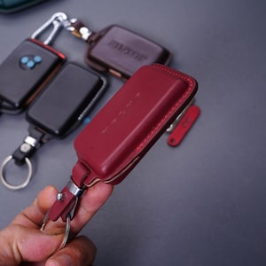 Polestar 2 & Volvo EX30 Key Fob Cover - Handcrafted Leather for Polestar 1 2 3 4, Volvo XC90 S60 V70 - Multiple Colors , Custom Embossing