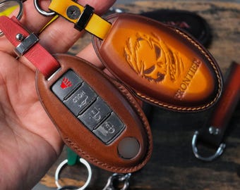 日産フロンティア、タイタン、パスファインダー、ローグに対応した、カスタムカラーのステッチとロゴが入ったパーソナライズされたレザー製スマートキーケースカバー