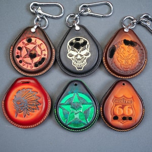 Funda para llave Harley: Funda de cuero multicolor personalizada, con varios logotipos de calaveras en relieve, totalmente personalizada para Road Glide y Street Glide.