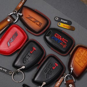 GMC & Chevy レザーキーフォブカバー Sierra EV AT4、2500HD、AT4X、Denali | ZR2 Bison ZR2 Z71 RSt XLT 2008–2026 に適合 | パーソナライズされたキーケース
