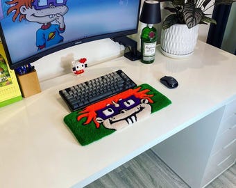 Apoio de pulso para teclado Chuckie Finster Rugrats com textura acolchoada | Decoração de mesa de desenho animado dos anos 90 | Suporte de pulso para teclado mecânico | Presente divertido para gamer