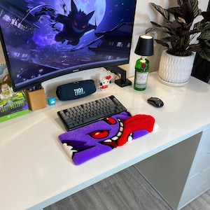 Repose-poignets violet fantôme tufté à la main | Tapis pour clavier de jeu, décoration fantasmagorique