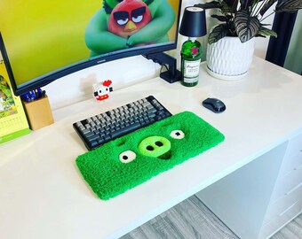 Apoio de pulso para teclado Angry Birds Porquinho Verde com textura aveludada | Suporte de pelúcia extragrande para teclado mecânico Bad Piggies | Tapete fofo para decoração de mesa gamer