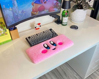 Apoio de pulso para teclado Kirby com textura acolchoada | Suporte de pelúcia extragrande para teclado mecânico | Decoração fofa rosa para mesa da Nintendo | Tapete kawaii para presentear uma gamer